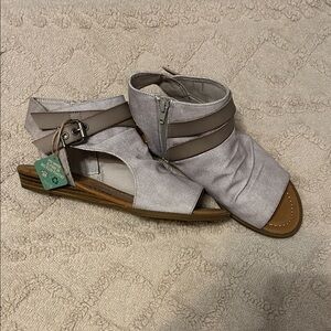 Stylish Women's Sandals in Gray and Tan